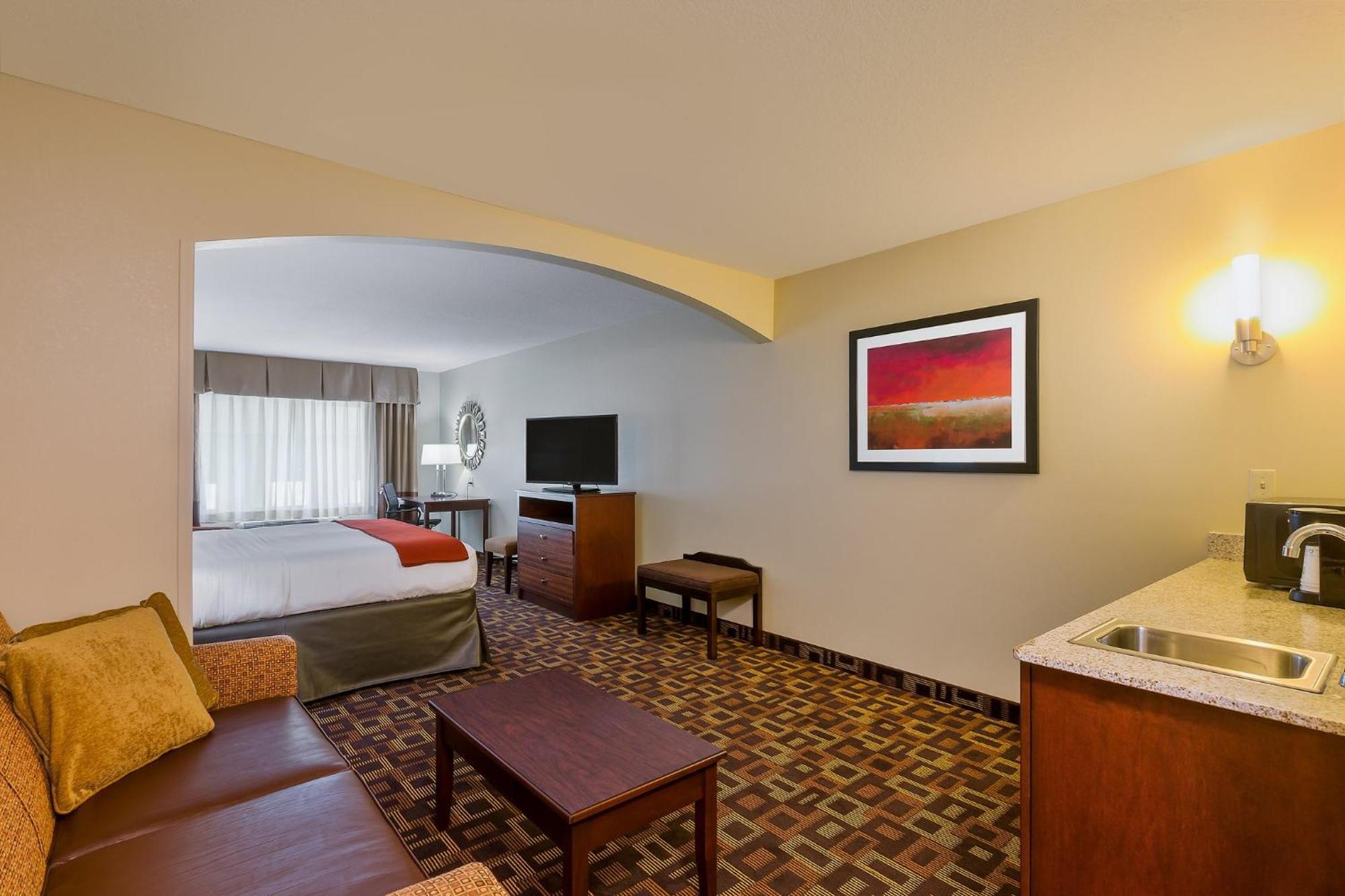 Holiday Inn Express Hotel & Suites Salina By Ihg Exterior photo