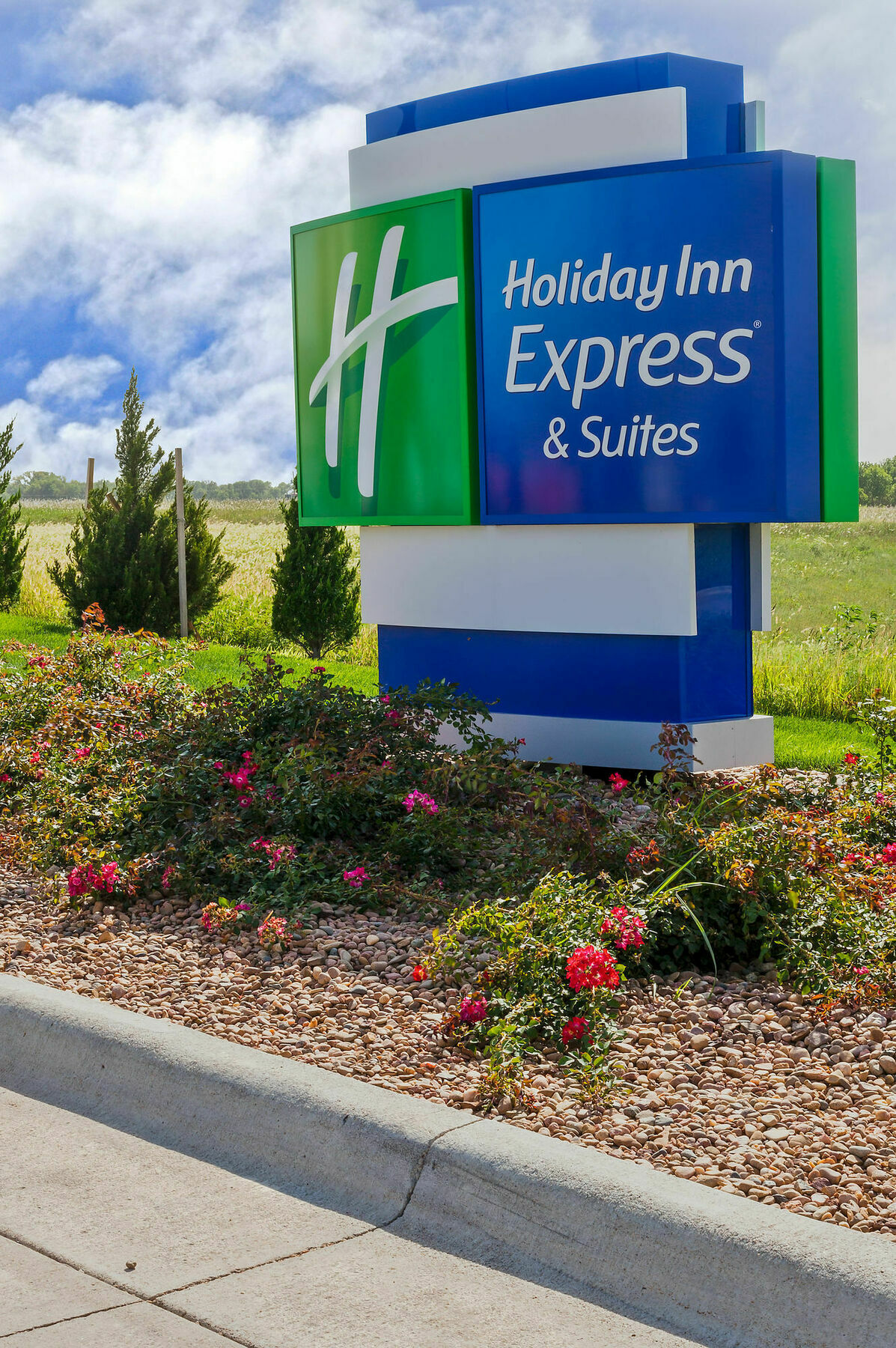 Holiday Inn Express Hotel & Suites Salina By Ihg Exterior photo