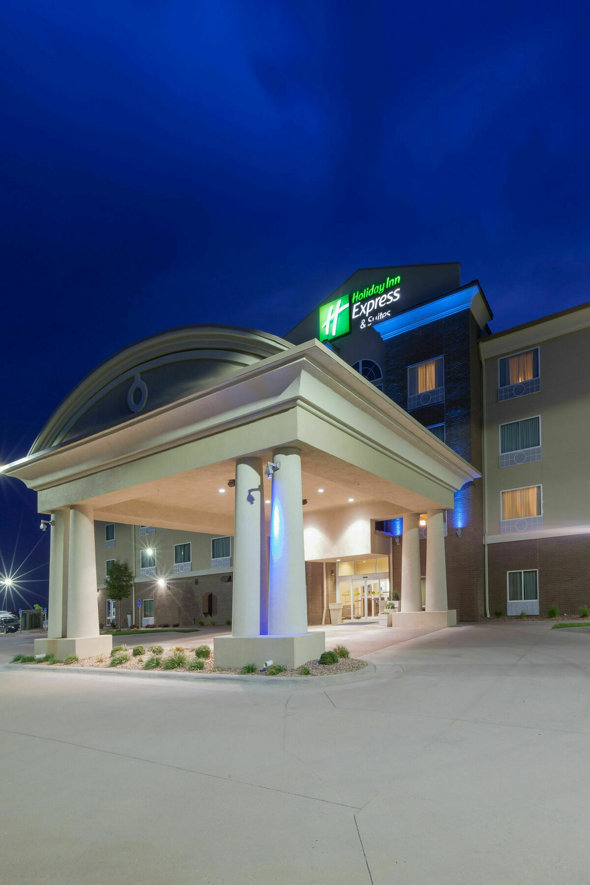 Holiday Inn Express Hotel & Suites Salina By Ihg Exterior photo